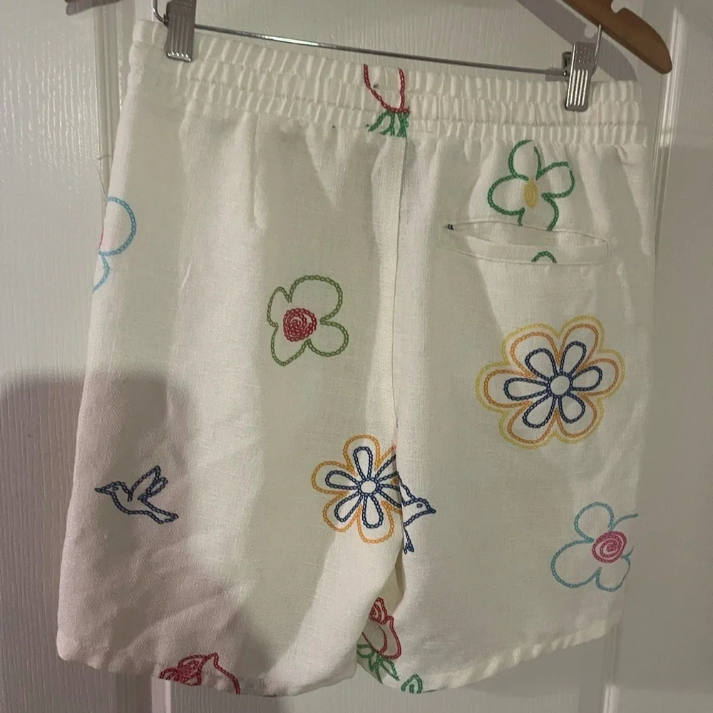 Malibu Cream Floral Embroidered Women Shorts - Picture 2 of 4